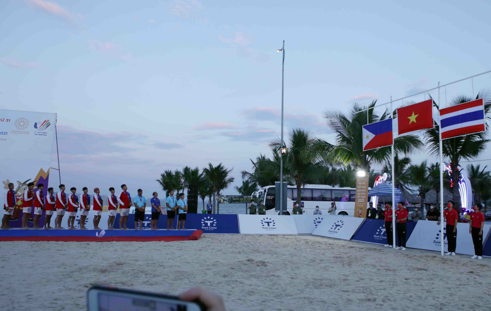 Nghi thức kéo cờ các đội tuyển đoạt giải. (Ảnh: Quý Trung/TTXVN)