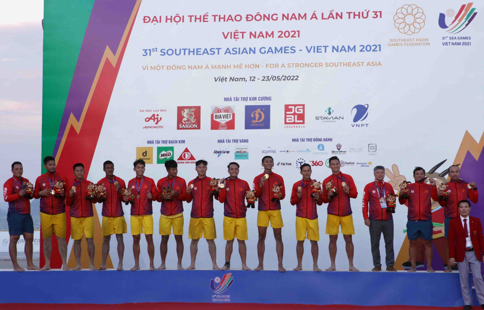 Đội tuyển bóng ném bãi biển nam Việt Nam đoạt Huy chương Vàng tại SEA Games 31. (Ảnh: Quý Trung/TTXVN)