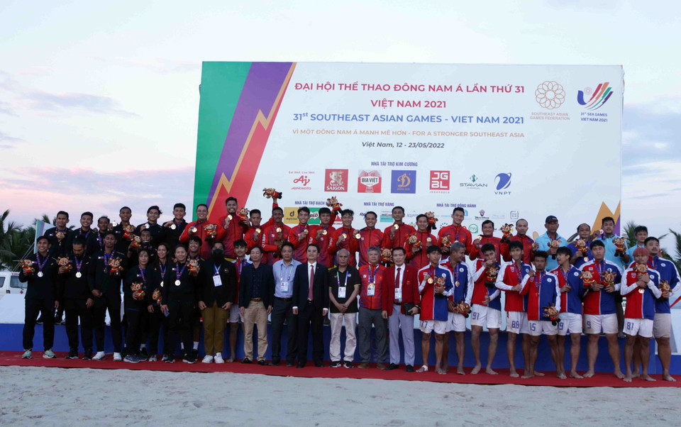 Các đại biểu chụp ảnh lưu niệm với các đội đoạt huy chương tại môn Bóng ném bãi biển nam tại SEA Games 31. (Ảnh: Quý Trung/TTXVN)