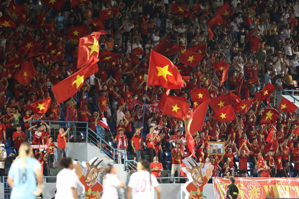 Rất đông cổ động viên Đất Mỏ đến SVĐ Cẩm Phả để cổ vũ, tiếp sức cho đội tuyển nữ Việt Nam. (Ảnh: Hoàng Linh/TTXVN)