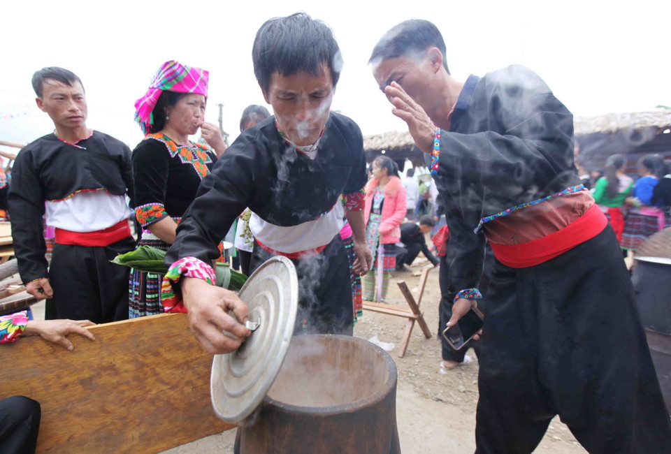 Đồ xôi chuẩn bị nguyên liệu giã bánh giầy. (Ảnh: Quý Trung/TTXVN)