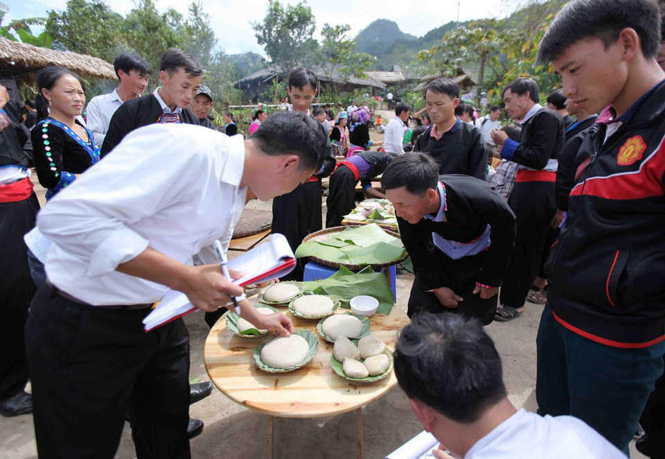 Ban giám khảo chấm điểm bánh giầy của các đội tại hội thi. (Ảnh: Quý Trung/TTXVN)