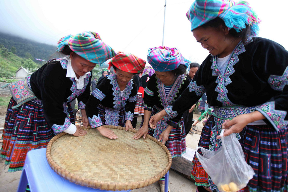 Trong khuôn khổ Ngày hội Văn hóa, Du lịch huyện Tam Đường năm 2018, ngày 20/10, tại xã Khun Há, huyện Tam Đường (Lai Châu) diễn ra Hội thi giã bánh giầy của đồng bào dân tộc Mông. (Ảnh: Quý Trung/TTXVN)