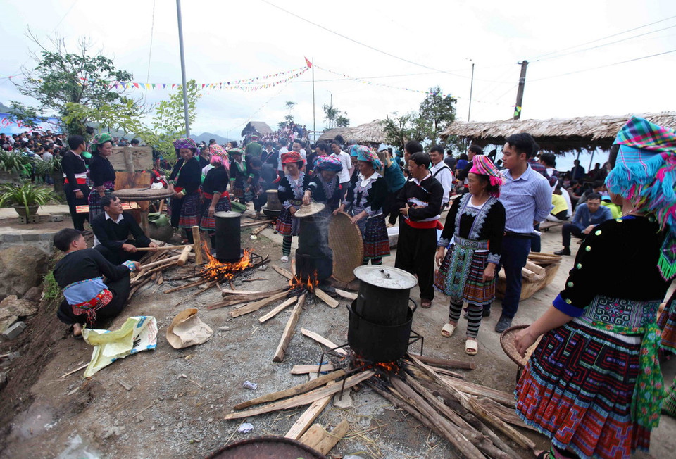 Đồ xôi chuẩn bị nguyên liệu giã bánh giầy. (Ảnh: Quý Trung/TTXVN)