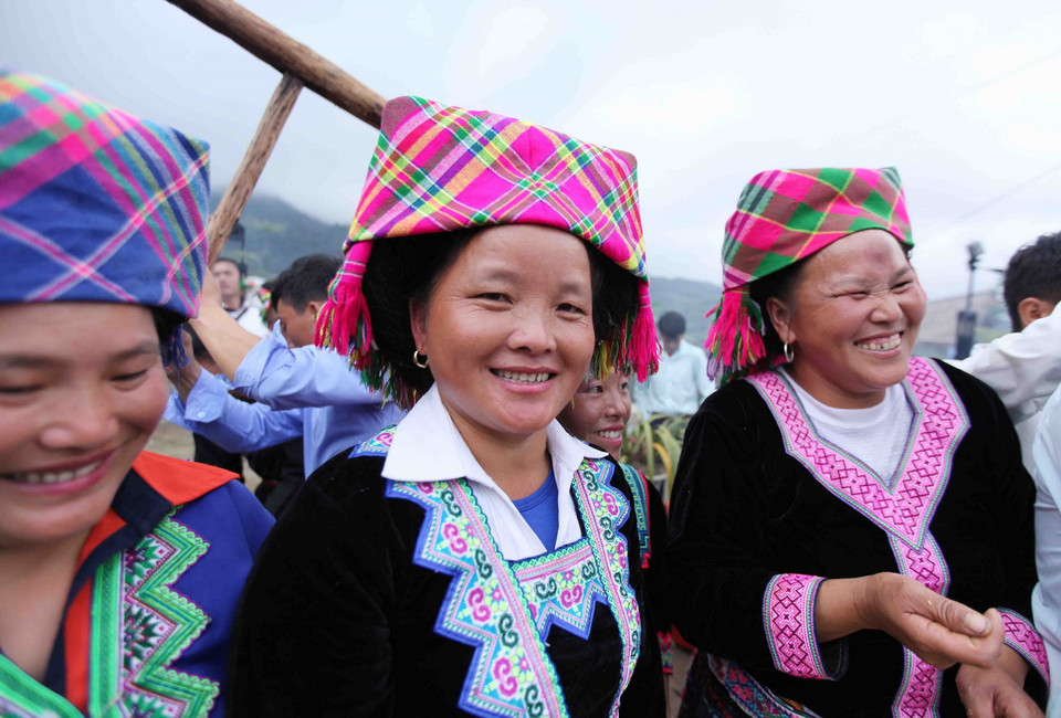 Niềm vui của các thành viên sau khi đội đã giã xong cho ra sản phẩm là những chiếc bánh thơm ngon nhất. (Ảnh: Quý Trung/TTXVN)
