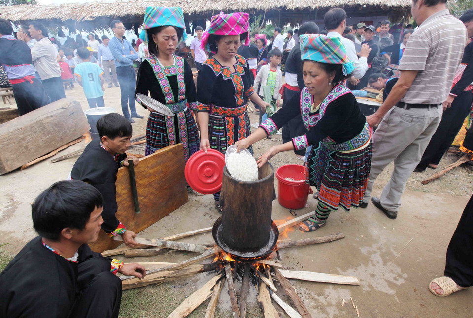Đồ xôi chuẩn bị nguyên liệu để giã bánh giầy. (Ảnh: Quý Trung/TTXVN)