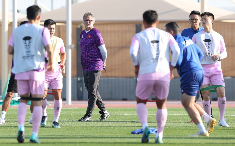 HLV Troussier quan sát buổi tập. (Ảnh: Hoàng Linh/TTXVN)