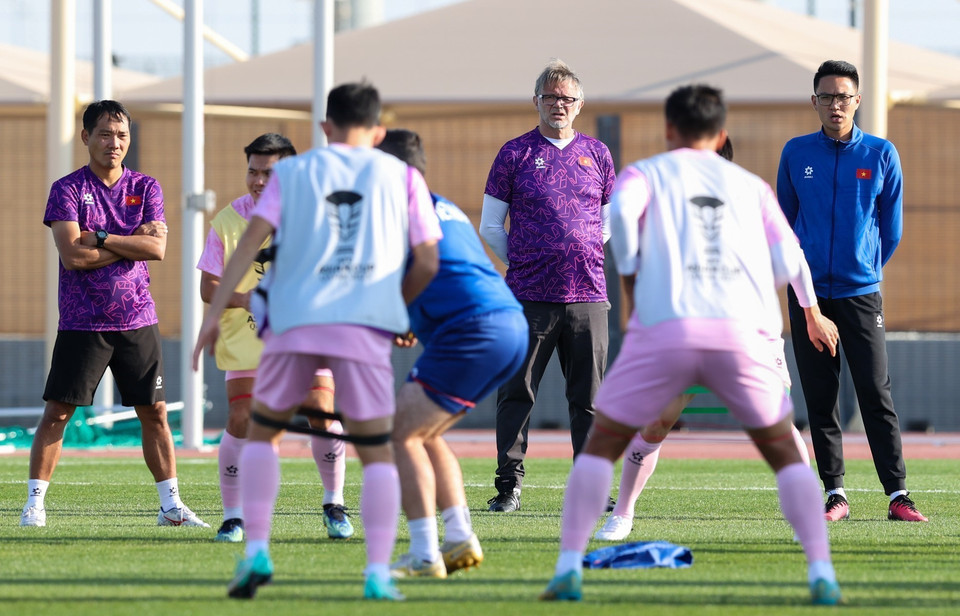 HLV Troussier quan sát các học trò tại buổi tập. (Ảnh: Hoàng Linh/TTXVN)