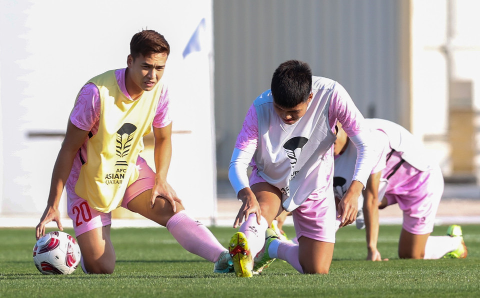 Hậu vệ Bùi Hoàng Việt Anh (trái). (Ảnh: Hoàng Linh/TTXVN)