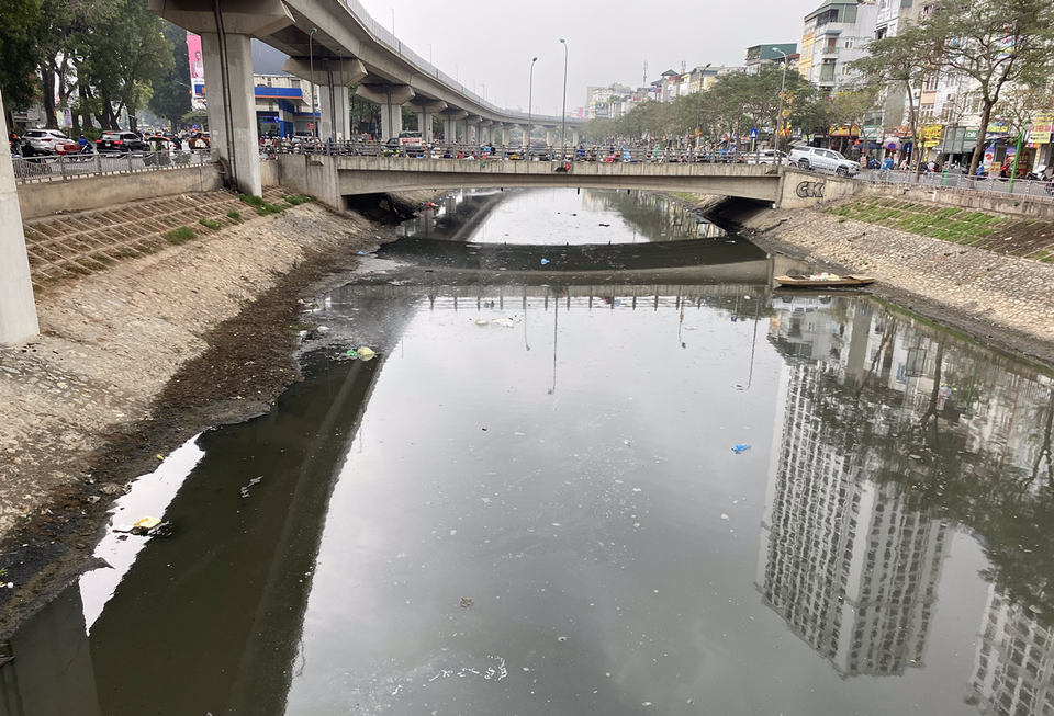 Sông Tô Lịch đoạn qua quận Cầu Giấy. (Ảnh: Hùng Nguyễn/Vietnam+)