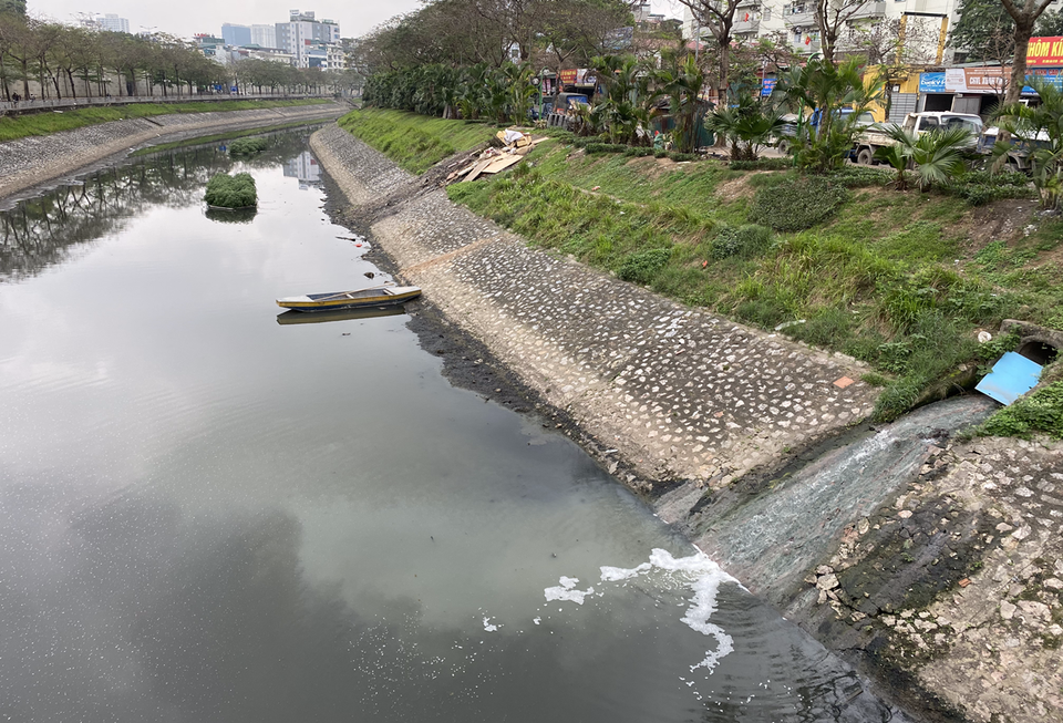 Nước thải sinh hoạt đổ ra sông Tô Lịch. (Ảnh: Hùng Nguyễn/Vietnam+)