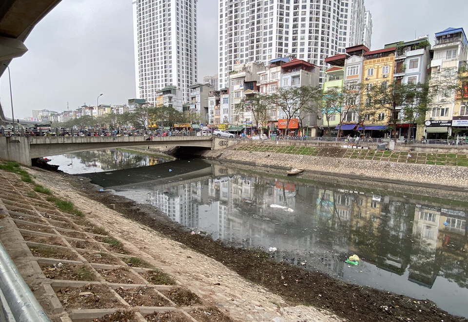 Nhiều năm qua, việc xả nước thải chưa qua xử lý cùng nhiều loại rác thải ra sông Kim Ngưu đã gây ô nhiễm môi trường, gây ảnh hưởng đến đời sống, sinh hoạt của người dân. (Ảnh: Hùng Nguyễn/Vietnam+)