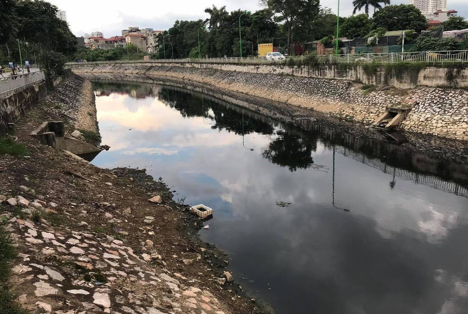 Cần tăng cường kiểm soát các nguồn thải gây ô nhiễm nguồn nước, kiểm soát chặt chẽ hoạt động khai thác và sử dụng nước bảo đảm tiết kiệm, hiệu quả và bền vững... để nỗ lực bảo vệ và hồi sinh các dòng sông, vì tương lai xanh của Thủ đô. (Ảnh: Hùng Võ/Vietnam+)