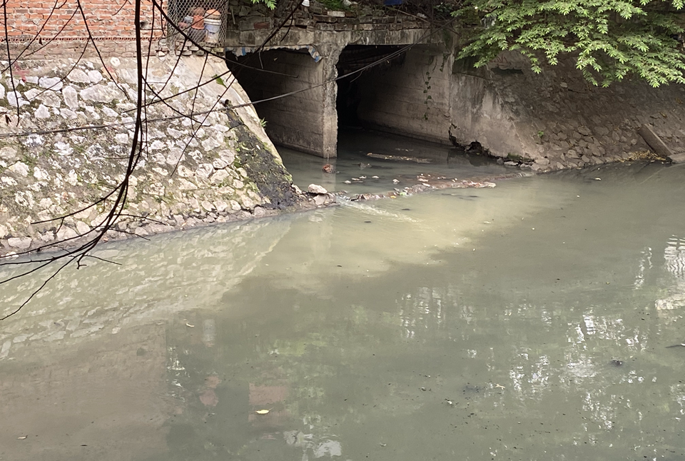 Nguồn nước sinh hoạt thải ra sông Lừ. (Ảnh: Hùng Nguyễn/Vietnam+)