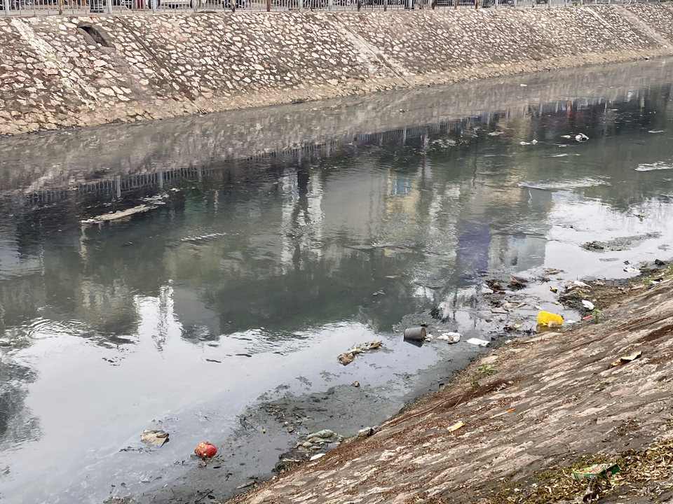 Sông Kim Ngưu vẫn thường xuyên phải đón nhận nước thải và rác thải gây ô nhiễm. (Ảnh: Hùng Nguyễn/Vietnam+)