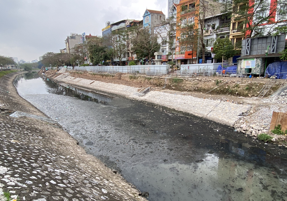 Nước sông Tô Lịch kết thành váng đen, bốc mùi hôi thối. (Ảnh: Hùng Nguyễn/Vietnam+)