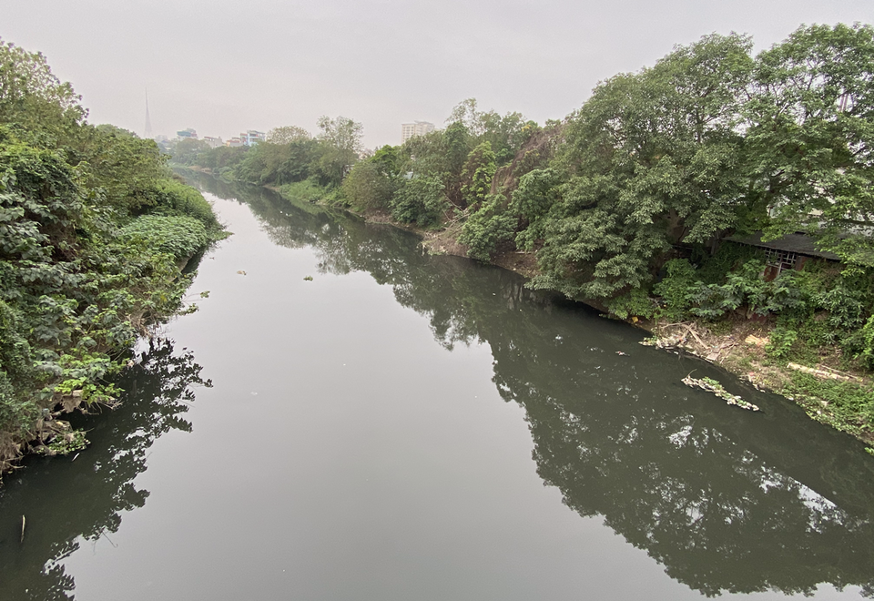 Chất lượng nước mặt sông Nhuệ vẫn bị ô nhiễm nặng. (Ảnh: Hùng Nguyễn/Vietnam+)