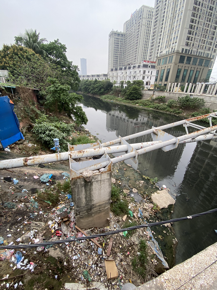 Sông Nhuệ cũng thường xuyên phải đón nhận nguồn nước thải từ các cơ sở sản xuất công nghiệp, rác thải sinh hoạt, gây ô nhiễm nặng. (Ảnh: Hùng Nguyễn/Vietnam+)