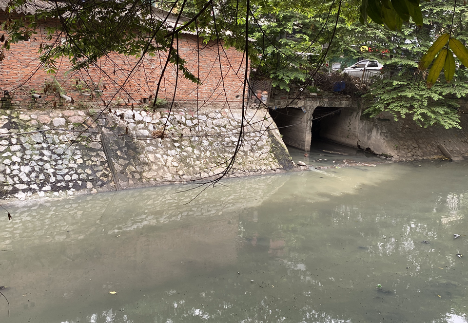 Nguồn nước thải ra sông Lừ. (Ảnh: Hùng Nguyễn/Vietnam+)