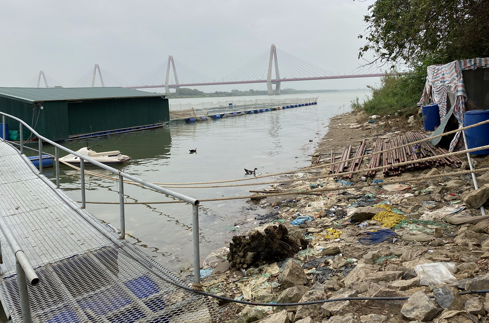 Tuy nhiên, do tốc độ phát triển quá nhanh, mật độ dân cư đông, nguồn thải lớn (nước thải, rác thải) nên nhiều đoạn sông vẫn bị ô nhiễm nặng. (Ảnh: Hùng Nguyễn/Vietnam+)