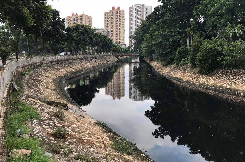 Nước sông Tô Lịch đoạn qua quận Hoàng Mai luôn đen đặc, bốc mùi hôi thối. (Ảnh: Hùng Võ/Vietnam+)