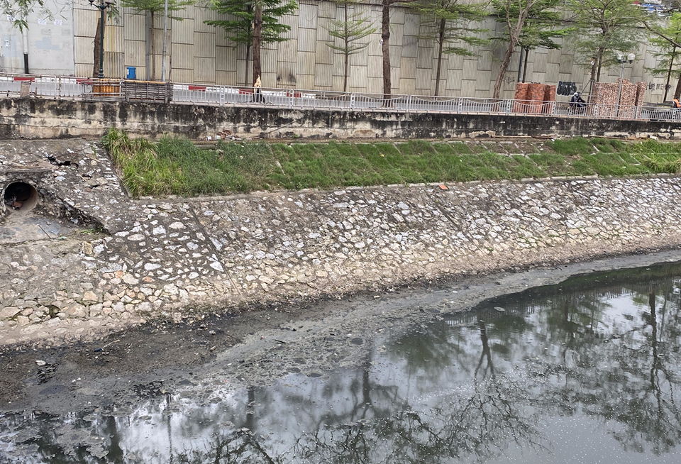 Hiện trạng nước sông Tô Lịch đoạn qua quận Cầu Giấy. (Ảnh: Hùng Nguyễn/Vietnam+)