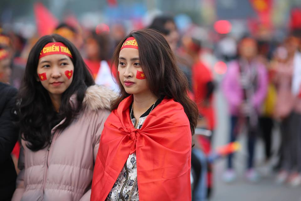 Các cô gái đã có mặt tại sân Mỹ Đình từ rất sớm. (Ảnh: Minh Sơn/Vietnam+)