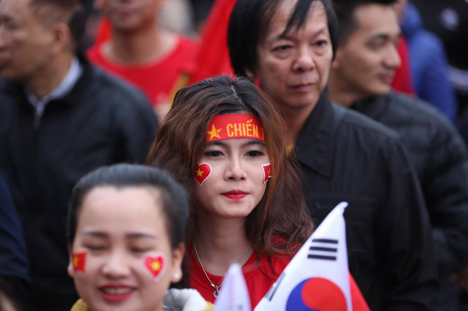Một cổ động viên nữ xinh đẹp chờ tận mắt được xem các cầu thủ đội tuyển Việt Nam. (Ảnh: Minh Sơn/Vietnam+)