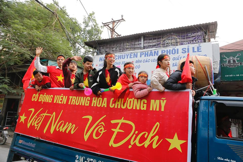 Cổ động viên từ các huyện ngoại thành Hà Nội cũng háo hức đổ về Mỹ Đình để cổ vũ trận chung kết. (Ảnh: Minh Sơn/Vietnam+)