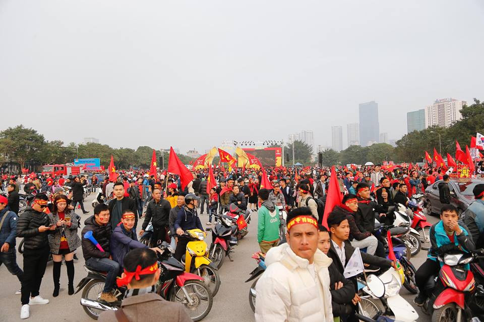 Khu vực bên ngoài sân vận động Mỹ Đình đông nghẹt người hâm mộ. (Ảnh: Minh Sơn/Vietnam+)