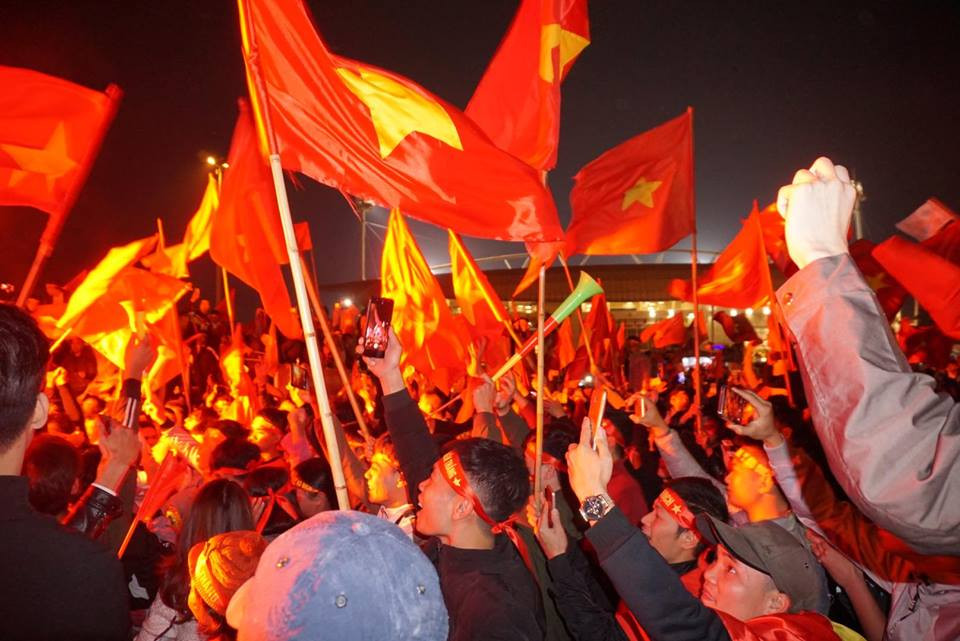 Cờ đỏ, sao vàng là sắc màu nhộm đỏ các con đường, phố. (Ảnh: Minh Sơn/Vietnam+)