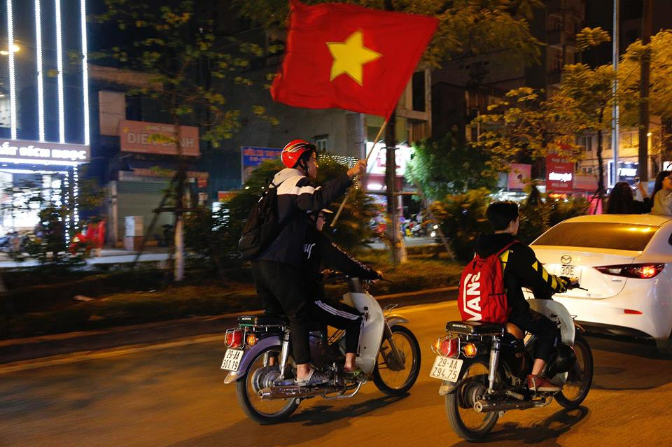 Người hâm mộ xuống đường ăn mừng. (Ảnh: Minh Sơn/Vietnam+)