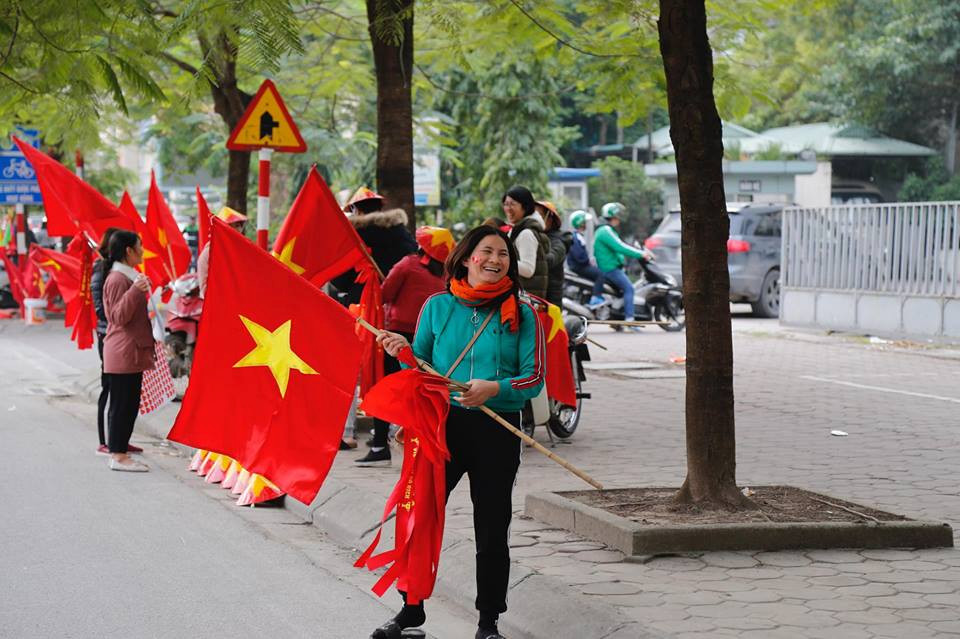 Cổ động viên Việt Nam là những người đam mê bóng đá và có phong cách cổ vũ rất đặc trưng. (Ảnh: Minh Sơn/Vietnam+)