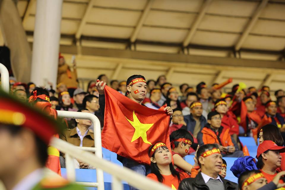 Cổ động viên tiếp lửa đội tuyển Việt Nam. (Ảnh: Minh Sơn/Vietnam+)