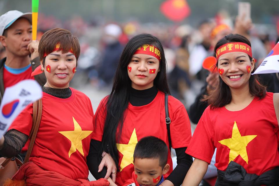 Các nữ cổ động viên đều tin tưởng đội tuyển Việt Nam sẽ giành chiến thắng Malaysia để lên ngôi vô địch AFF Cup năm nay.. (Ảnh: Minh Sơn/Vietnam+)