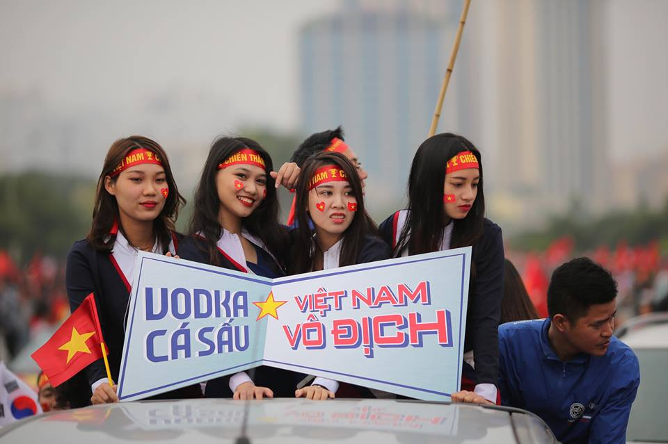 Các nữ cổ động viên đều tin tưởng đội tuyển Việt Nam sẽ giành chiến thắng Malaysia để lên ngôi vô địch AFF Cup năm nay.. (Ảnh: Minh Sơn/Vietnam+)