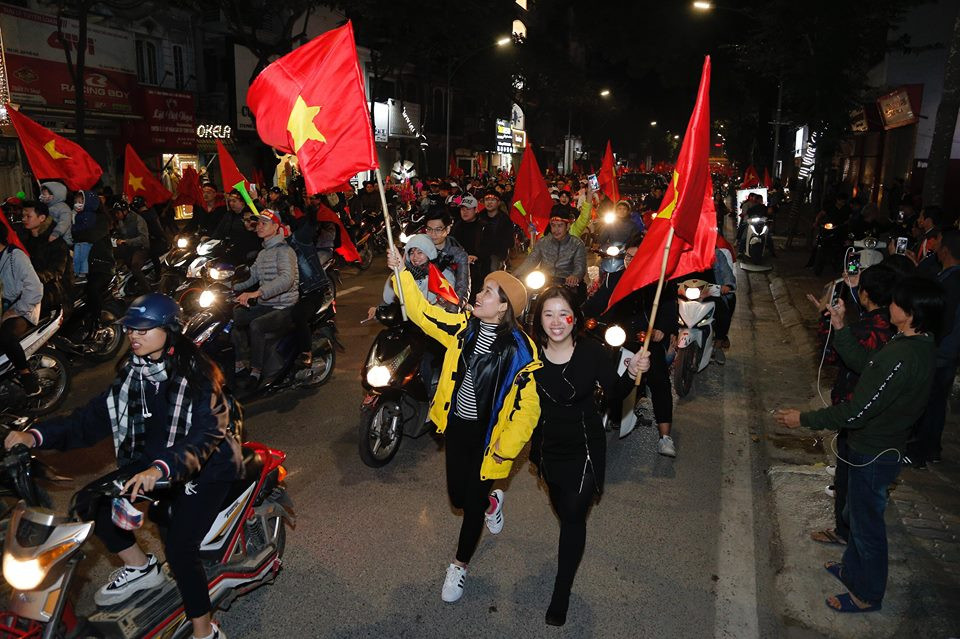 Người hâm mộ đổ xô ra đường để ăn mừng chiến thắng của đội tuyển Việt Nam ngay sau khi lên ngôi vô địch giải AFF Suzuki Cup 2018.