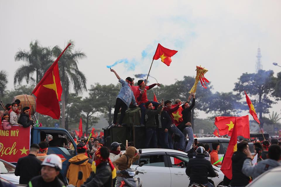 Cổ động viên đổ về chảo lửa Mỹ Đình để cổ vũ cho trận chung kết AFF Suzuki Cup 2018 giữa đội tuyển Việt Nam và Malaysia. (Ảnh: Minh Sơn/Vietnam+)
