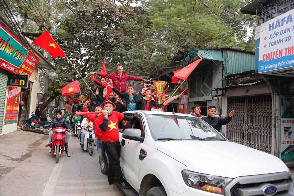 Cổ động viên Việt Nam là những người đam mê bóng đá, ai cũng hò hét cổ động làm không khí thêm sôi động. Nhưng để đảm bảo an toàn cho mình và người xung quanh, cần thực hiện quy định về an toàn giao thông. (Ảnh: Minh Sơn/Vietnam+)