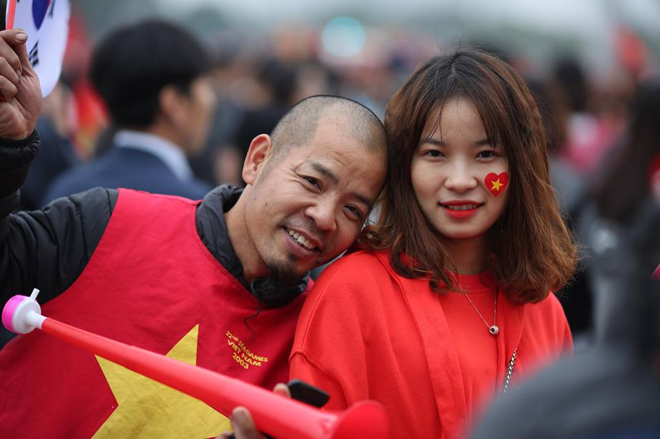 Cô gái này mong muốn cảm nhận không khí sôi động, cuồng nhiệt từ cổ động viên Việt tại sân vận động Mỹ Đình. (Ảnh: Minh Sơn/Vietnam+)