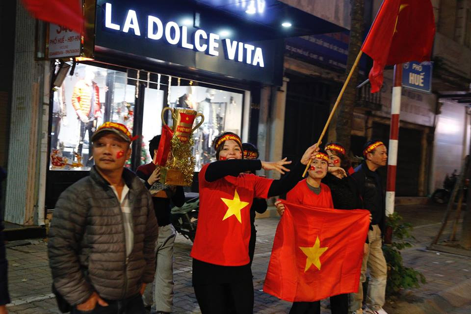 Người hâm mộ xuống đường ăn mừng. (Ảnh: Minh Sơn/Vietnam+)