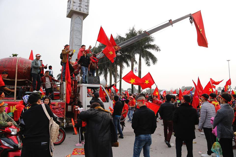 Cờ Tổ quốc, áo đỏ sao vàng là trang phục truyền thống của cổ động viên Việt Nam. (Ảnh: Minh Sơn/Vietnam+)