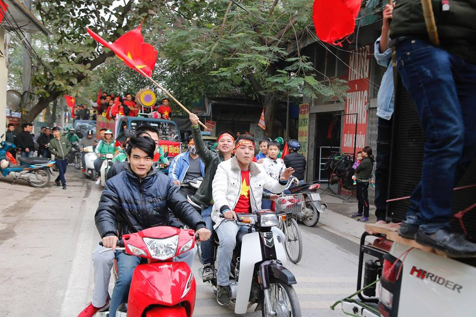 Các con đường ngõ, phố đều đông nghịt người đi cổ vũ. Tuy nhiên, các cổ động viên cần tuân thủ quy định khi tham gia giao thông, cổ vũ cho đội tuyển. (Ảnh: Minh Sơn/Vietnam+)