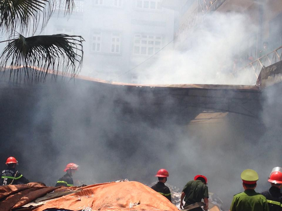 Hiện khói vẫn bốc lên nghi ngút tại đây. Khoảng 4 xe cứu hỏa đã được điều đến. (Ảnh: Sơn Bách/Vietnam+)