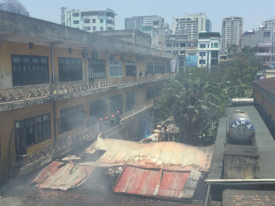 Tới thời điểm hiện tại đã không còn lửa nhưng khói vẫn rất dày đặc. (Ảnh: Minh Sơn/Vietnam+)