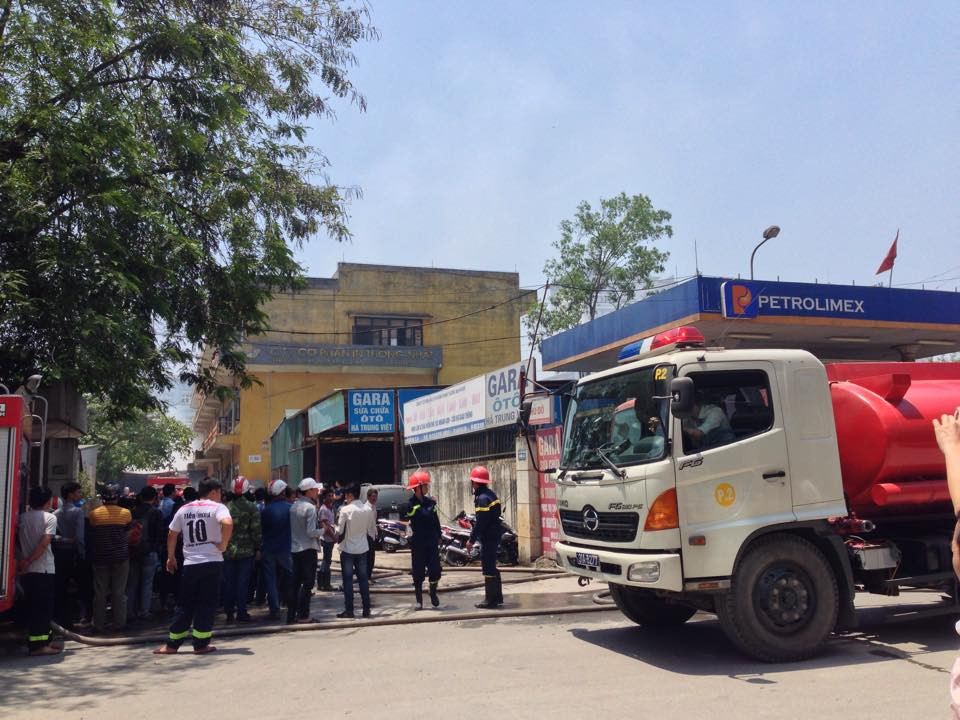 Ngay sau đó họ thấy khói bắt đầu bốc lên từ kho giấy của Công ty cổ phần In Thống Nhất nằm cuối ngõ 107 Nguyễn Tuân. (Ảnh: Sơn Bách/Vietnam+)