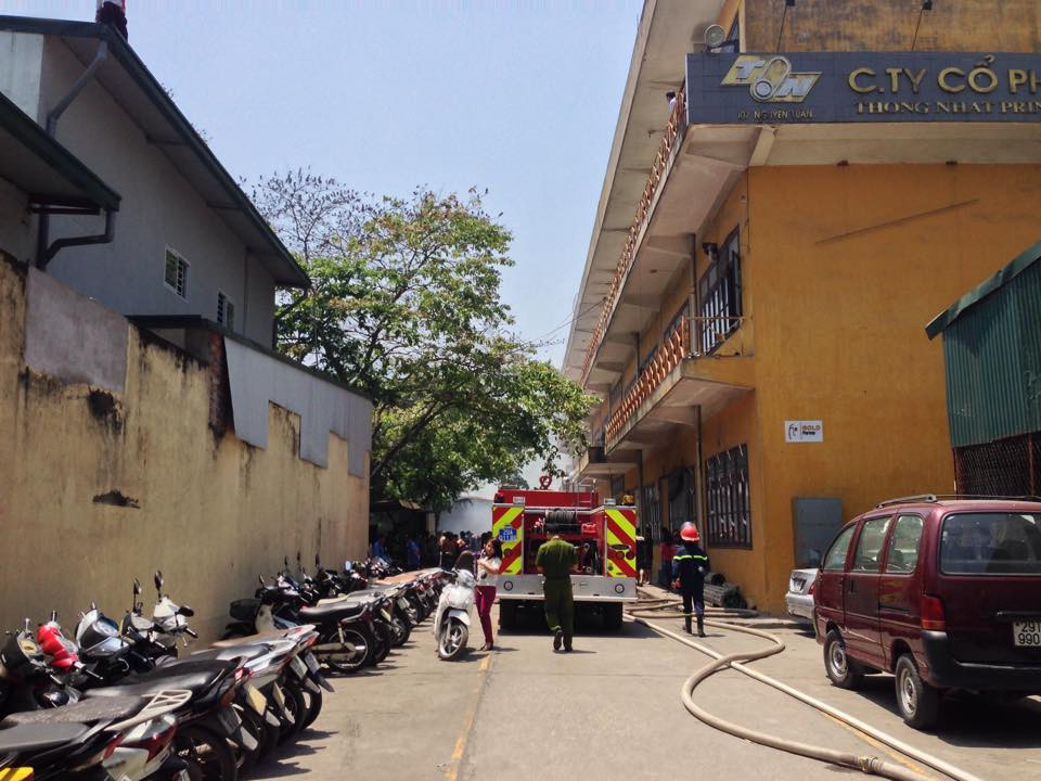 Ngay sau đó họ thấy khói bắt đầu bốc lên từ kho giấy của Công ty cổ phần In Thống Nhất nằm cuối ngõ 107 Nguyễn Tuân. (Ảnh: Sơn Bách/Vietnam+)