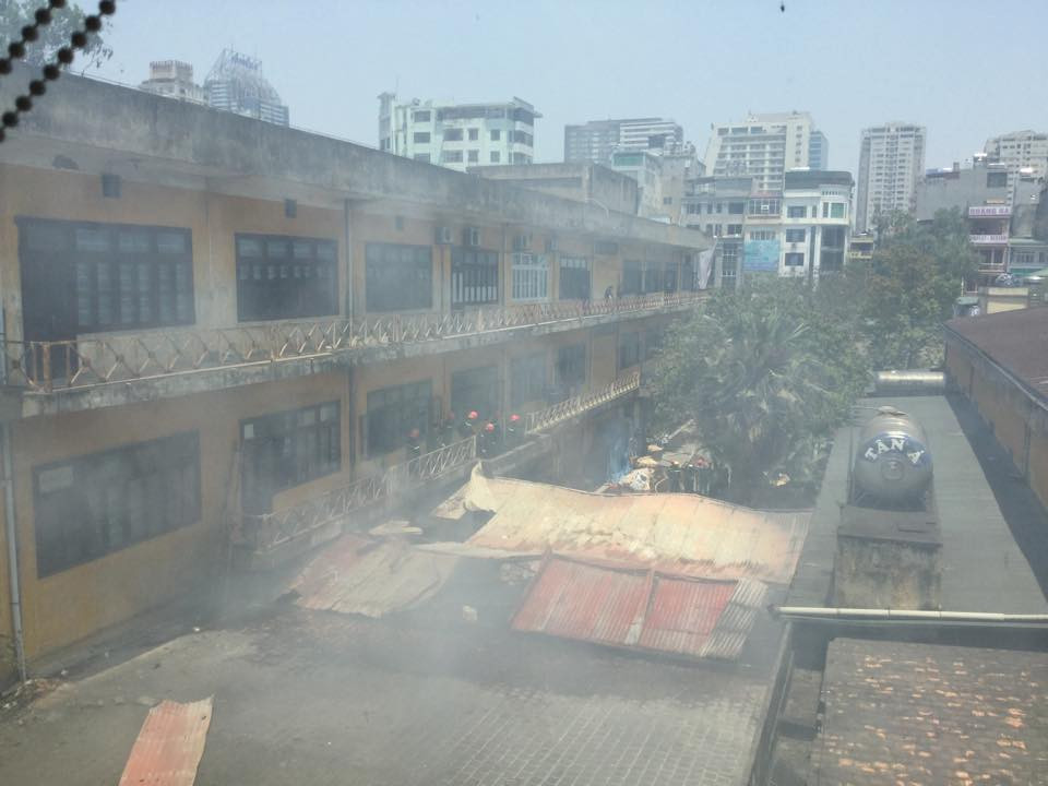 Cả trăm chiến sỹ cảnh sát phòng cháy chữa cháy nỗ lực khống chế đám cháy. (Ảnh: Minh Sơn/Vietnam+)