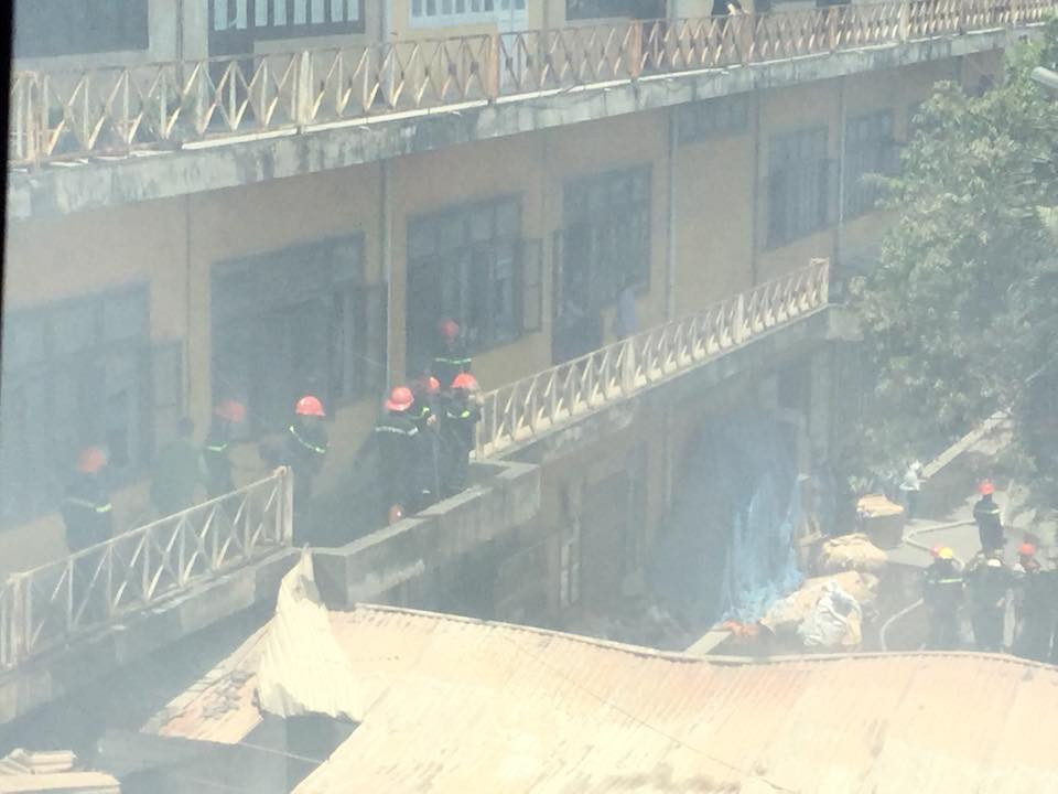 Tới thời điểm hiện tại đã không còn lửa nhưng khói vẫn rất dày đặc. (Ảnh: Minh Sơn/Vietnam+)