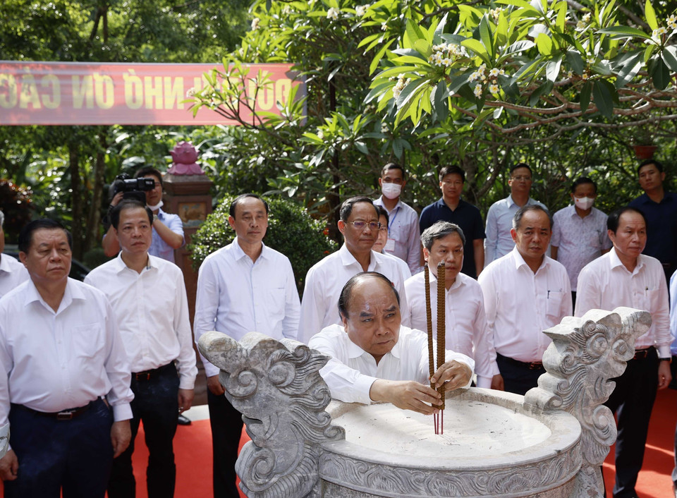 Chủ tịch nước Nguyễn Xuân Phúc dâng hương tại Đền thờ Liệt sỹ Hang 8 thanh niên xung phong. (Ảnh: Thống Nhất/TTXVN)